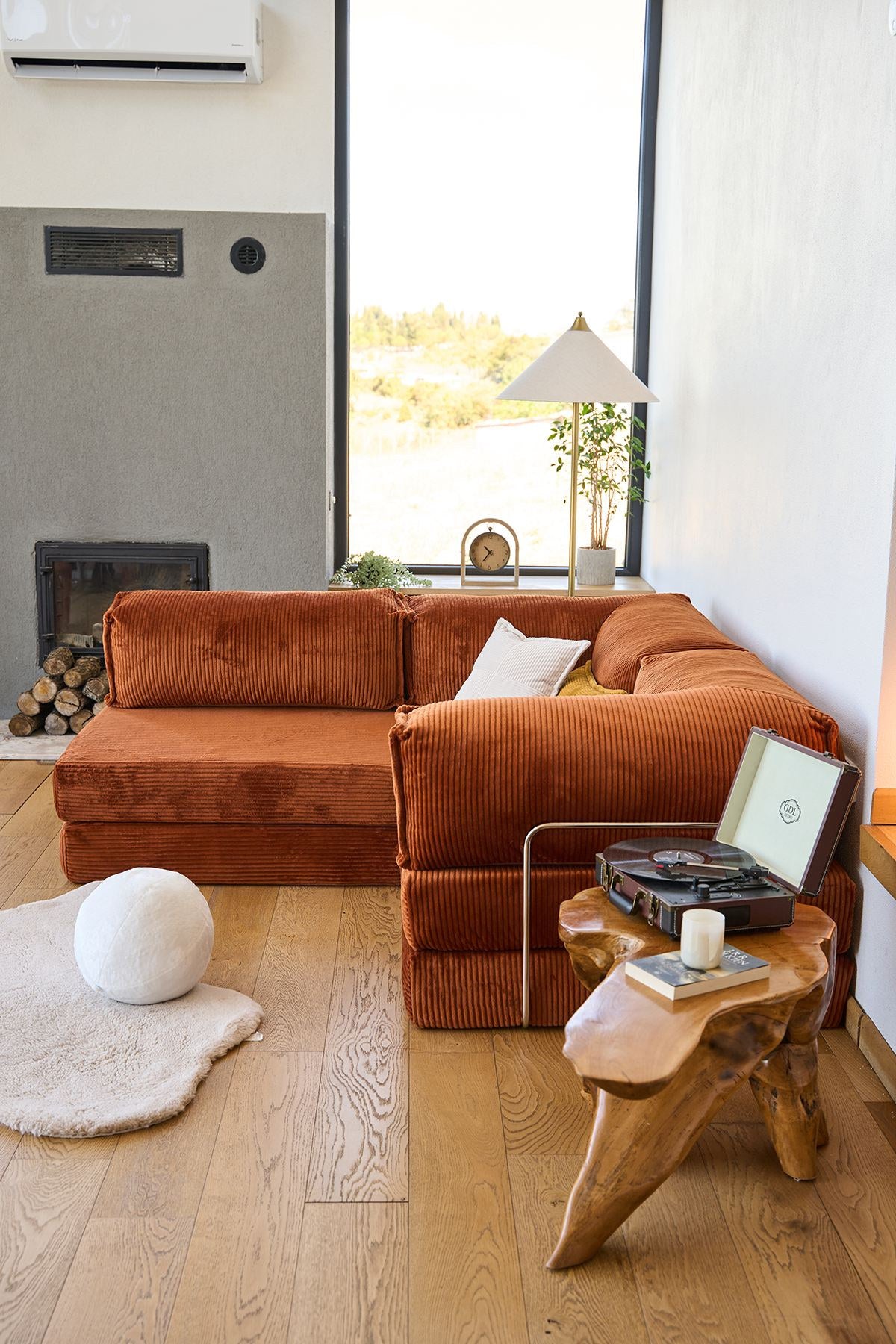 Ziegelrotes Ecksofa-Bett aus geripptem Cord-Plüschstoff mit vier Kissen, abnehmbarem Bezug und Roll-Pack-Funktion von Hanah Home.