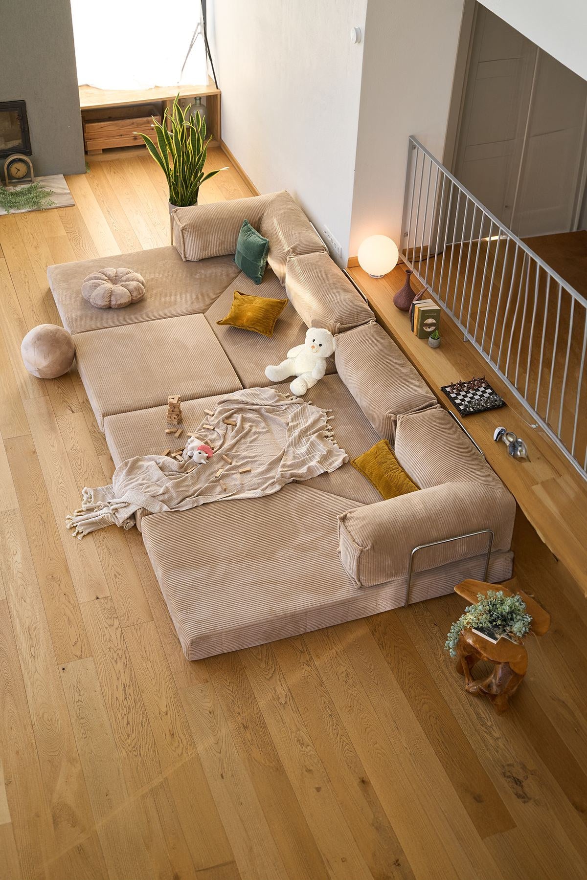 Beiges Eck-Schlafsofa Kanyon von Hanah Home aus geripptem Cord-Plüschstoff, L-Form mit vier Kissen, auf hellem Untergrund fotografiert.