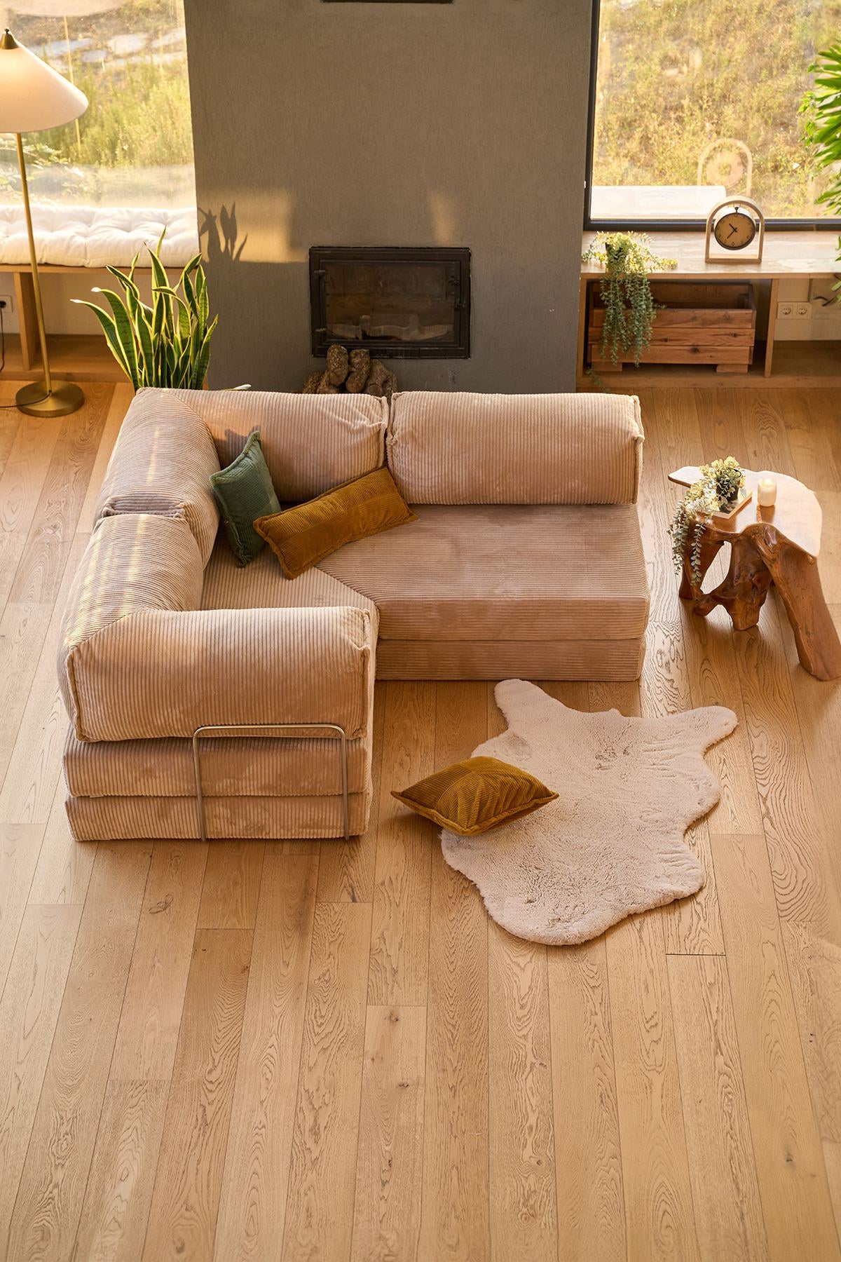 Beiges Eck-Schlafsofa Kanyon von Hanah Home aus geripptem Cord-Plüschstoff, L-Form mit vier Kissen, auf hellem Untergrund fotografiert.