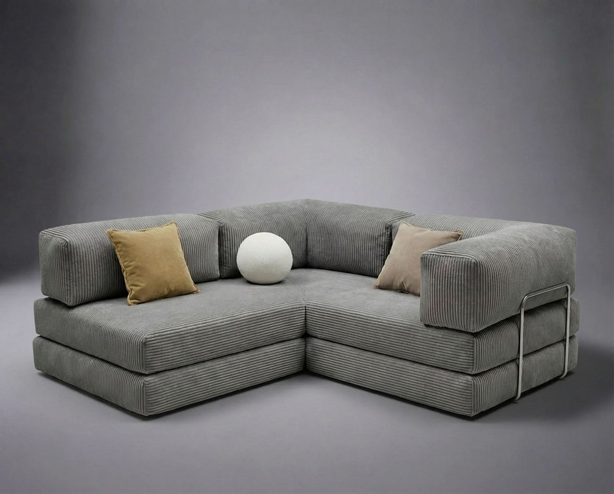 Hellgraues Eck-Schlafsofa Kanyon von Hanah Home aus Cord-Plüschstoff mit vier Kissen, Ecksofa-Form, Sitzhöhe 36 cm.