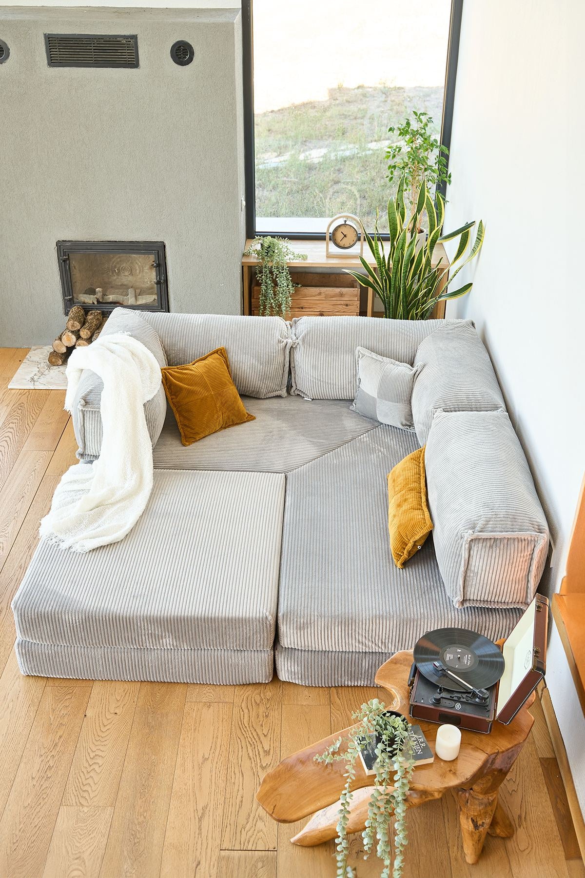 Hellgraues Eck-Schlafsofa Kanyon von Hanah Home aus Cord-Plüschstoff mit vier Kissen, Ecksofa-Form, Sitzhöhe 36 cm.