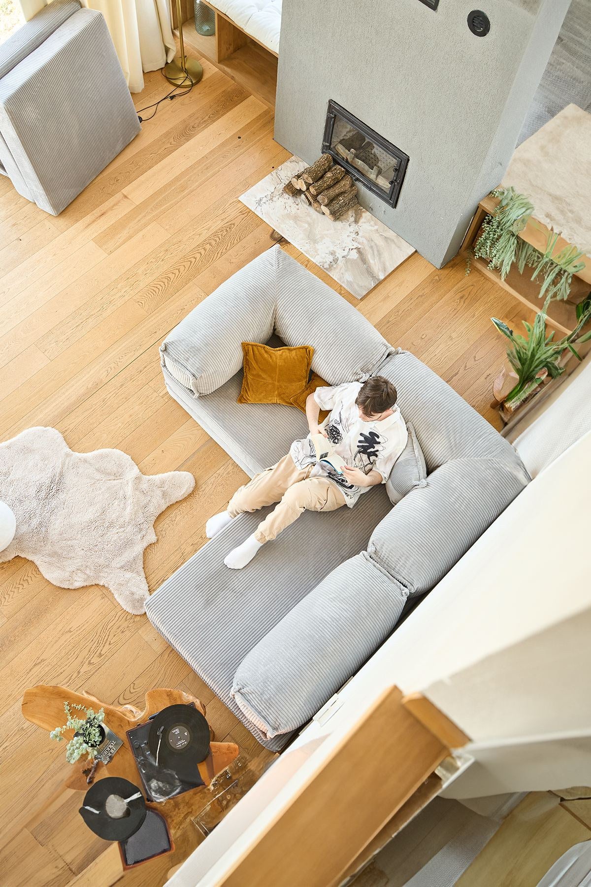 Hellgraues Eck-Schlafsofa Kanyon von Hanah Home aus Cord-Plüschstoff mit vier Kissen, Ecksofa-Form, Sitzhöhe 36 cm.