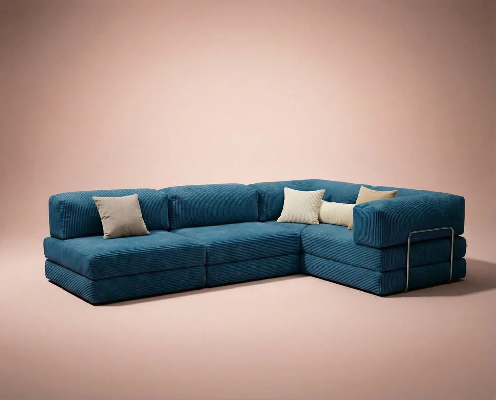 Kanyon Eck-Schlafsofa in Indigo von Hanah Home aus geripptem Cord-Plüschstoff, L-Form mit vier mitgelieferten Kissen.