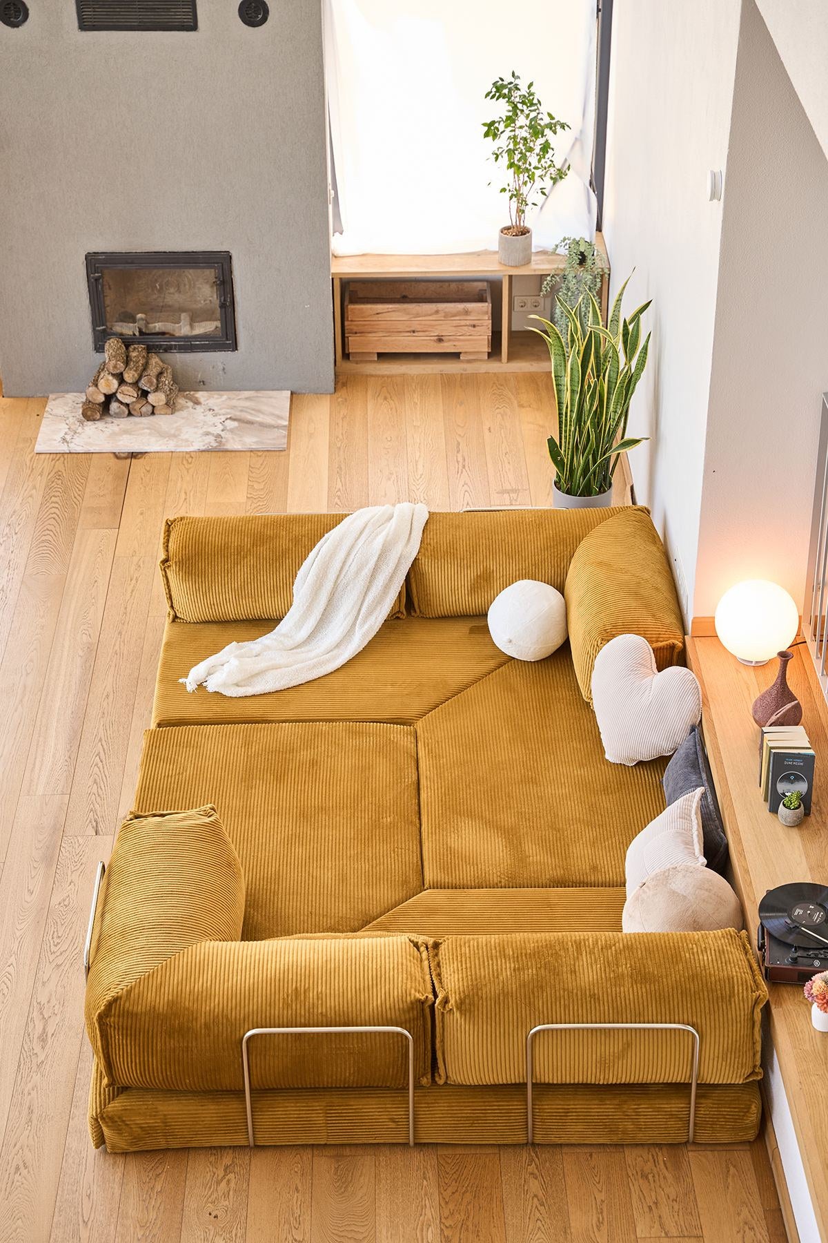 Senfgelbes Eck-Schlafsofa Kanyon von Hanah Home aus geripptem Cord-Plüschstoff mit vier Kissen und rutschfester Sohle.