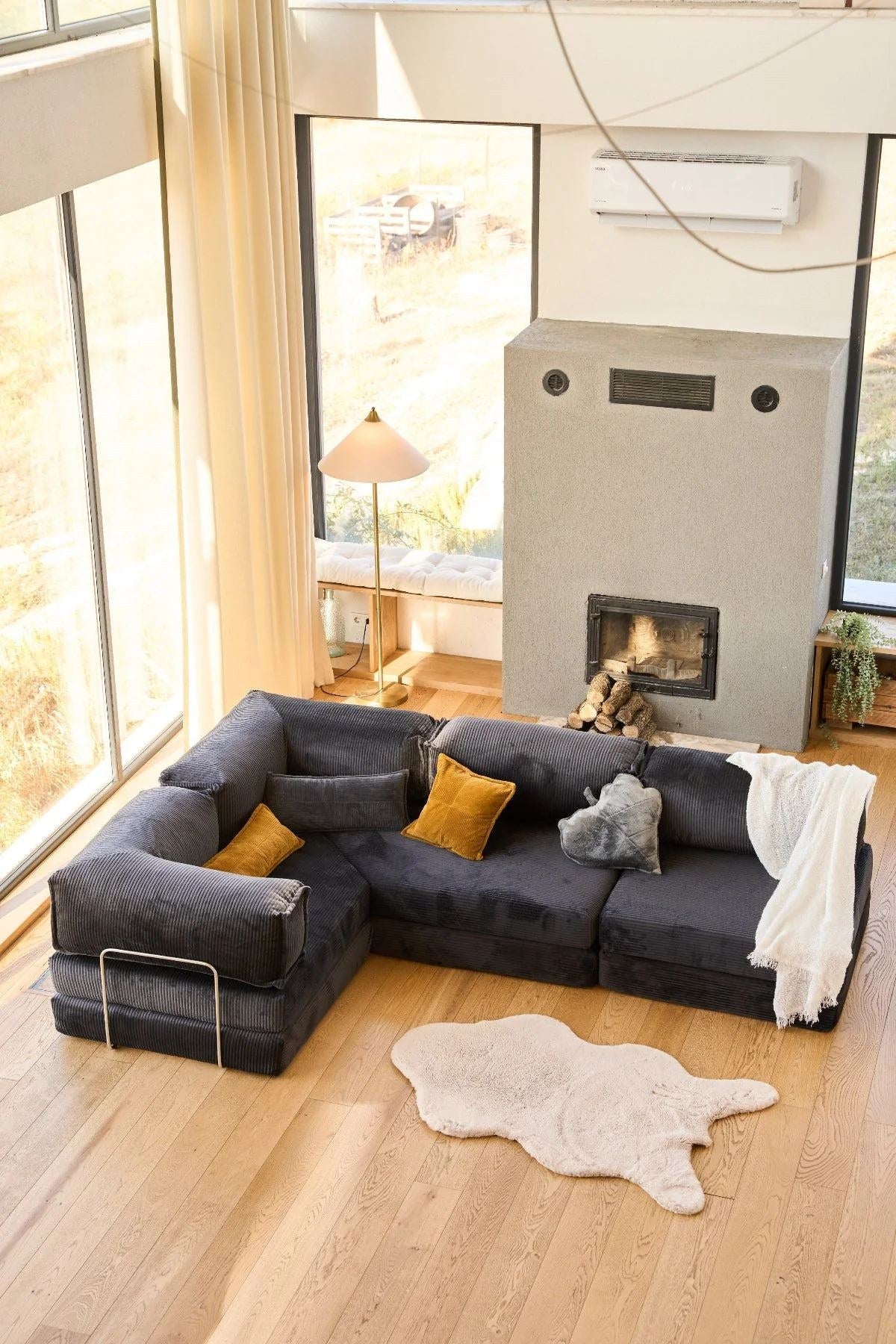 Braunes Eck-Schlafsofa aus Cord-Plüschstoff mit vier Kissen, rutschfester Sohle und abnehmbarem Bezug, Frontalansicht.
