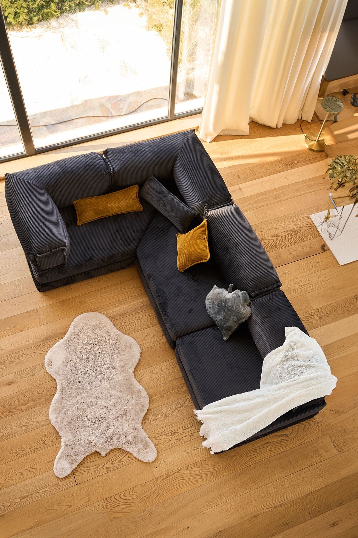 Braunes Eck-Schlafsofa aus Cord-Plüschstoff mit vier Kissen, rutschfester Sohle und abnehmbarem Bezug, Frontalansicht.