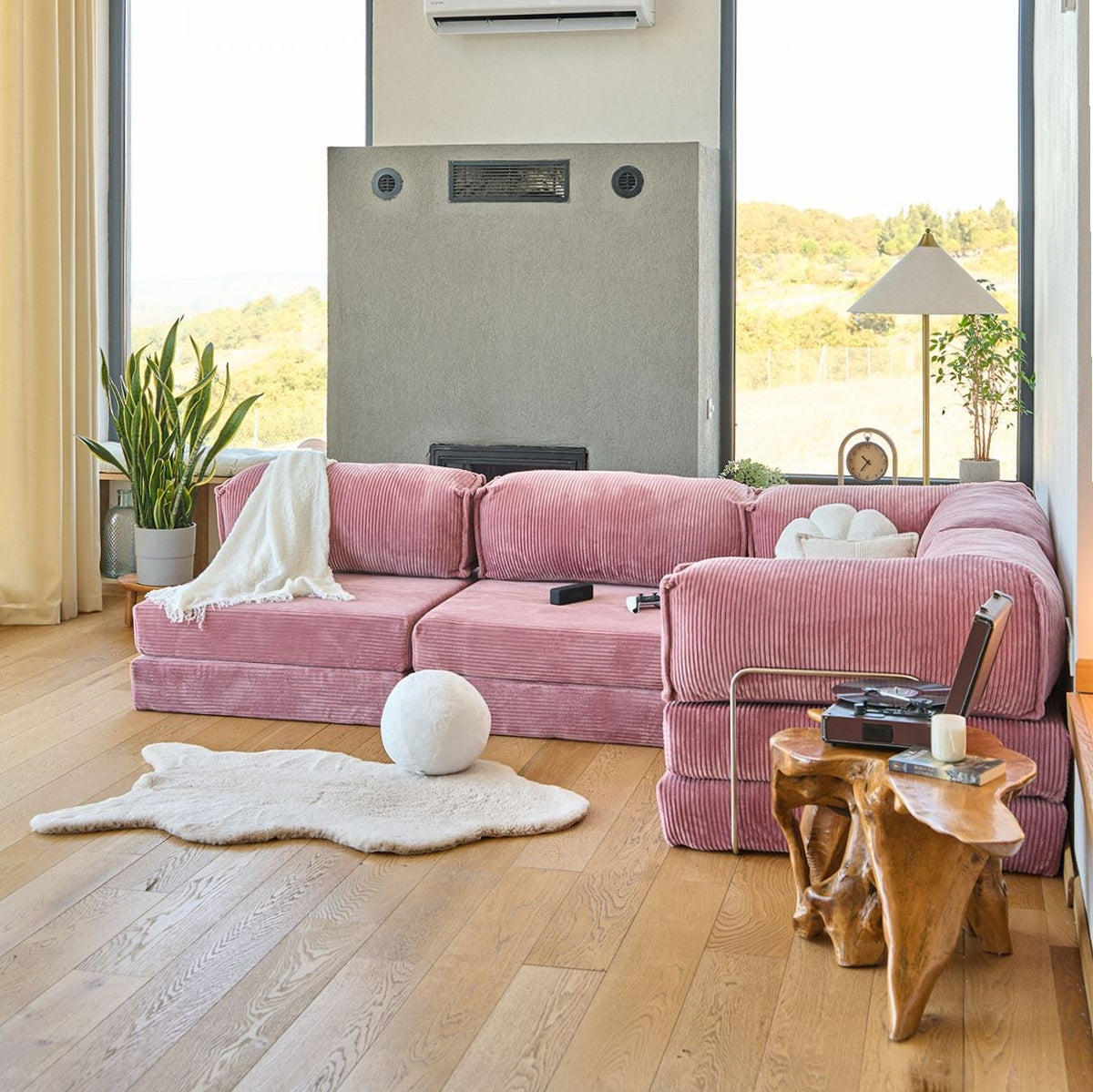 Rosafarbenes Eck-Schlafsofa aus Cord-Plüschstoff mit vier Kissen, abnehmbarem Bezug und rutschfester Sohle, Grösse 300x100 cm.