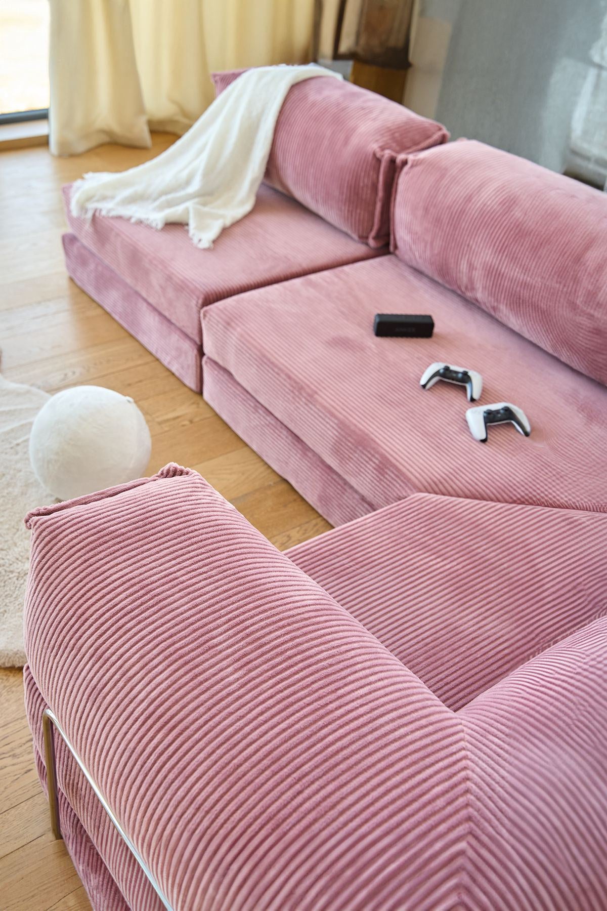 Rosafarbenes Eck-Schlafsofa aus Cord-Plüschstoff mit vier Kissen, abnehmbarem Bezug und rutschfester Sohle, Grösse 300x100 cm.