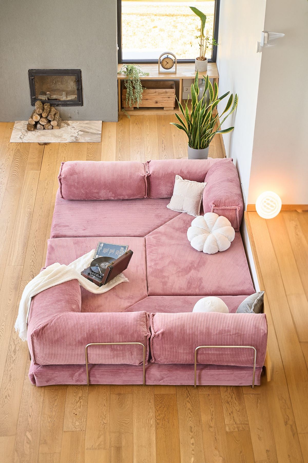 Rosafarbenes Eck-Schlafsofa aus Cord-Plüschstoff mit vier Kissen, abnehmbarem Bezug und rutschfester Sohle, Grösse 300x100 cm.