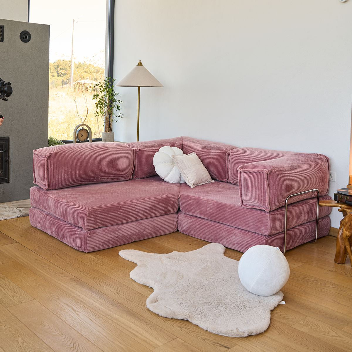 Rosafarbenes Eck-Schlafsofa aus Cord-Plüschstoff mit vier Kissen, abnehmbarem Bezug und rutschfester Sohle, Grösse 300x100 cm.