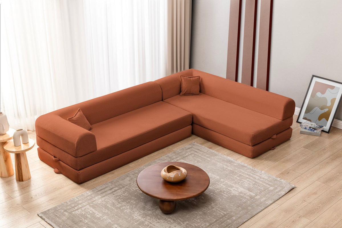 Ecksofa-Bett in Ziegelrot mit Cord-Plüschstoff-Bezug, vier Kissen, Rollpack-Design, Sitzhöhe 36 cm, Rückenhöhe 25 cm, Masse 280x90 cm.