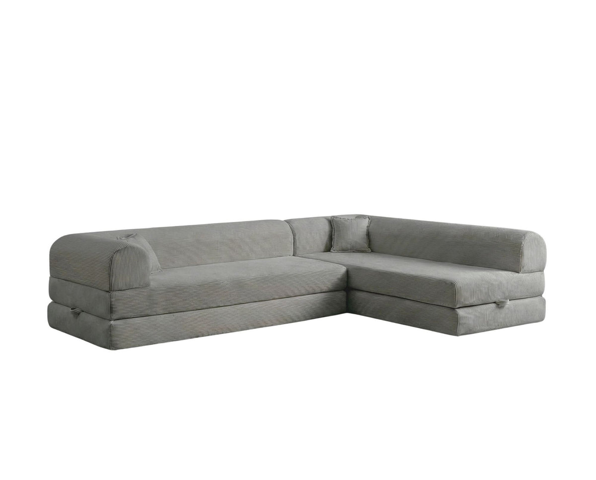 Hellgraues Ecksofa-Bett aus geripptem Cord-Plüschstoff mit niedriger Rückenlehne, vier Kissen und ausklappbarer Liegefläche.