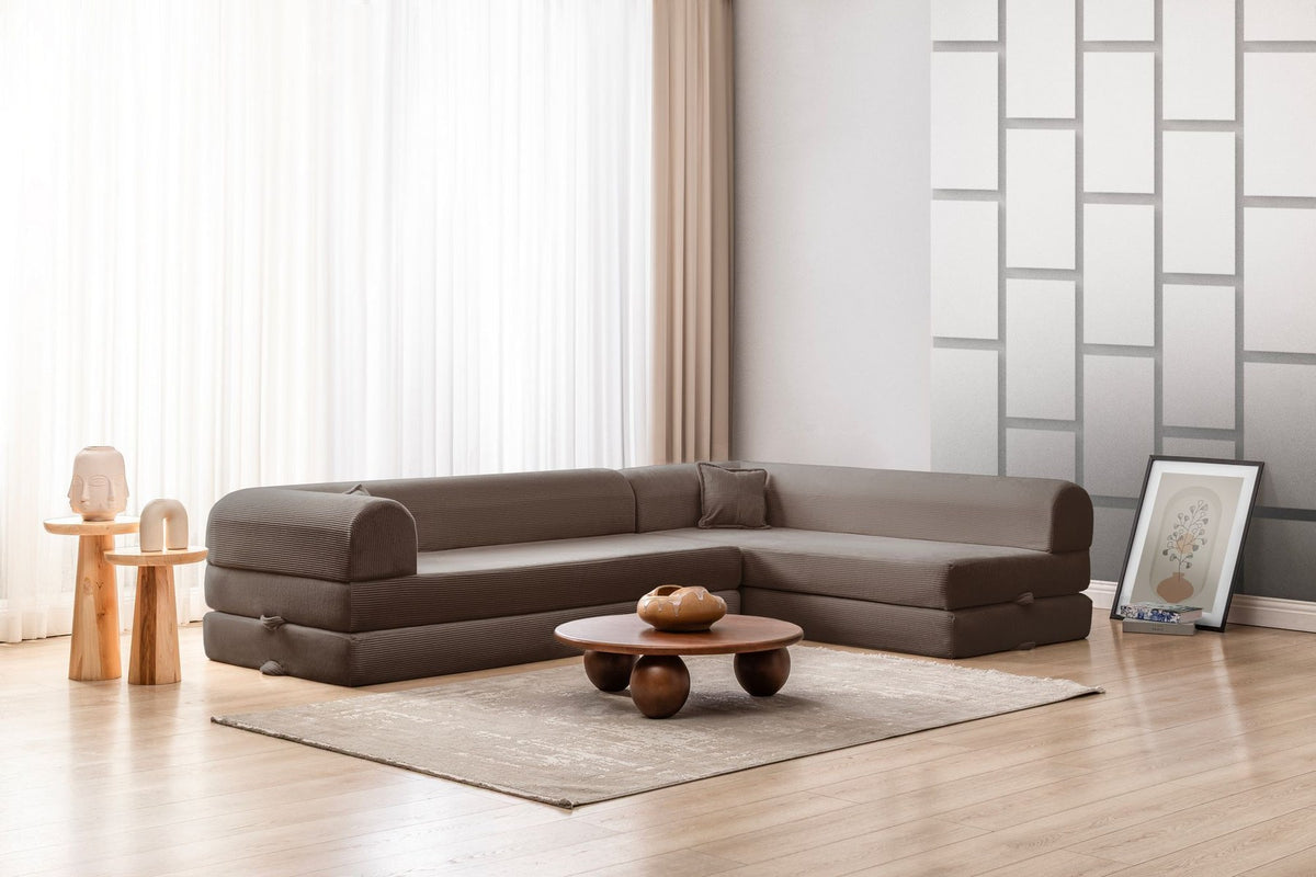 Braunes Ecksofa-Bett Legom Eco von Hanah Home aus geripptem Plüschstoff mit vier Kissen und abnehmbarem Bezug, Frontalansicht.