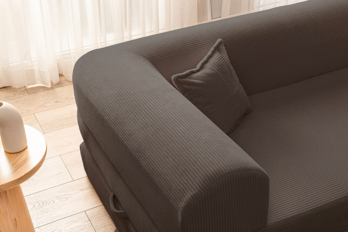Braunes Ecksofa-Bett Legom Eco von Hanah Home aus geripptem Plüschstoff mit vier Kissen und abnehmbarem Bezug, Frontalansicht.