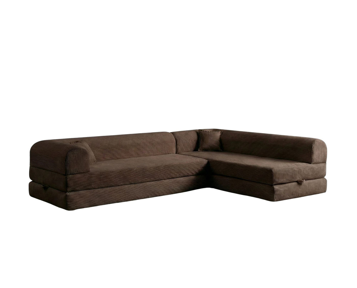 Braunes Ecksofa-Bett Legom Eco von Hanah Home aus geripptem Plüschstoff mit vier Kissen und abnehmbarem Bezug, Frontalansicht.
