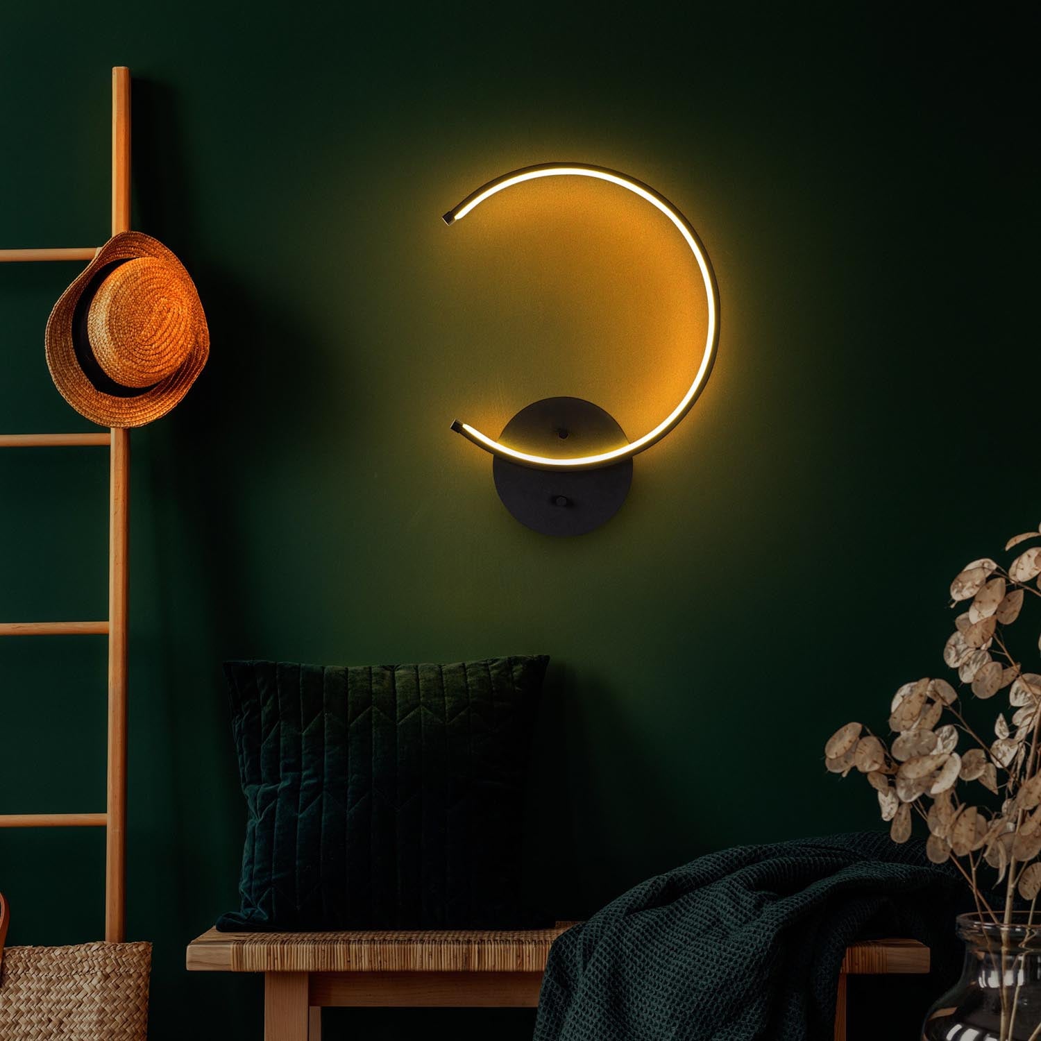 Moon - 13328 in Schwarz präsentiert im Onlineshop von KAQTU Design AG. Wandleuchte ist von Opviq