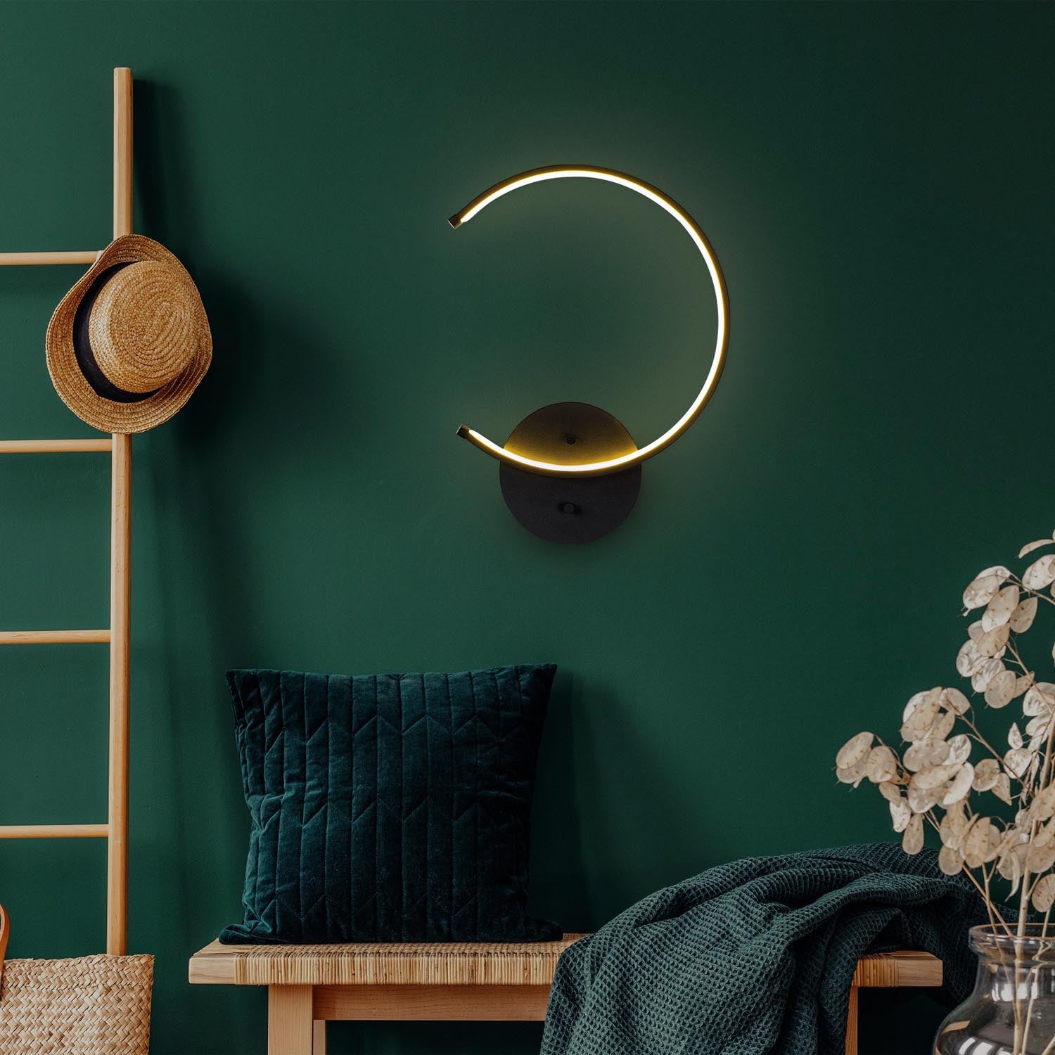 Moon - 13328 in Schwarz präsentiert im Onlineshop von KAQTU Design AG. Wandleuchte ist von Opviq
