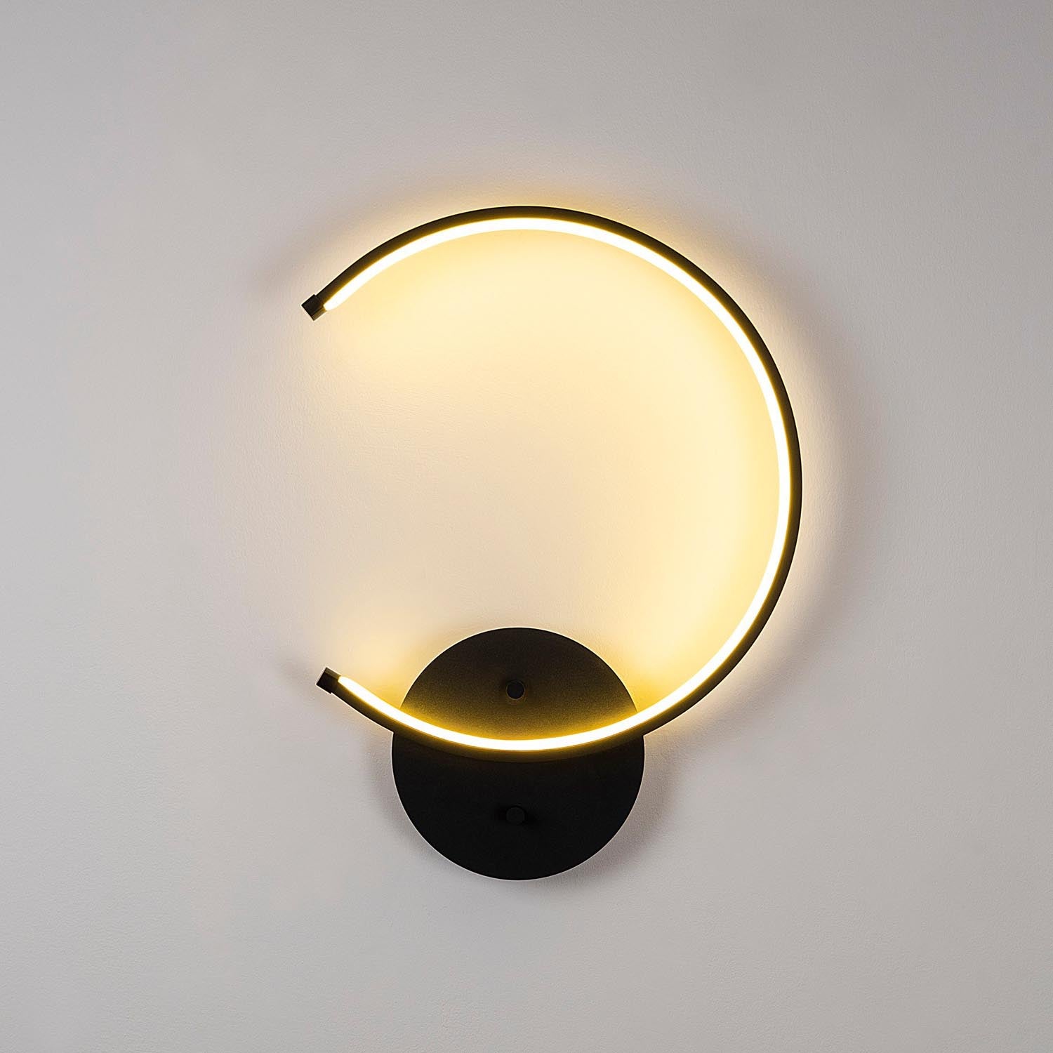 Moon - 13328 in Schwarz präsentiert im Onlineshop von KAQTU Design AG. Wandleuchte ist von Opviq