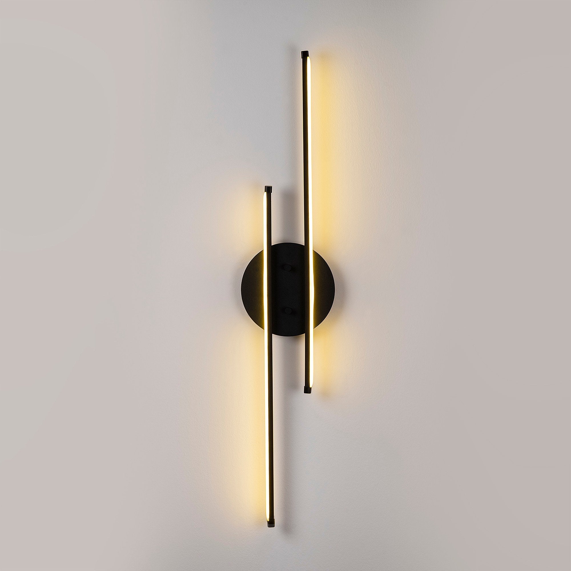 Umut - 13299 in Schwarz präsentiert im Onlineshop von KAQTU Design AG. Wandleuchte ist von Opviq