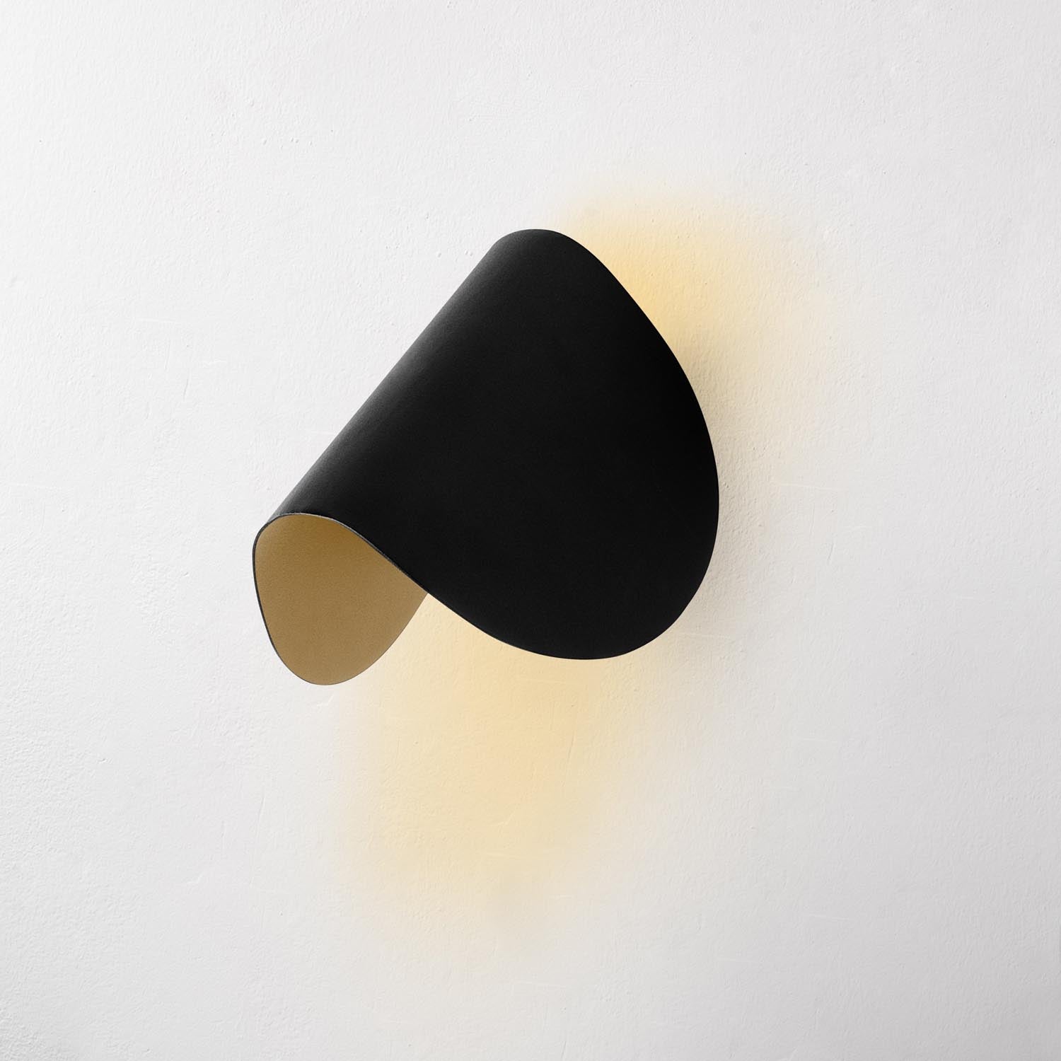 Heybe - 13623 in Schwarz präsentiert im Onlineshop von KAQTU Design AG. Wandleuchte ist von Opviq