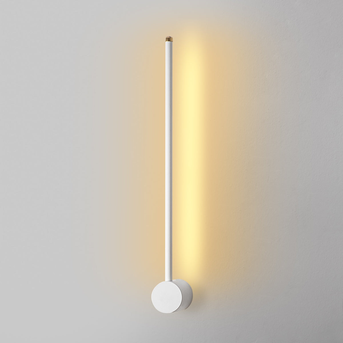 Sword Wandleuchte - Weiss in Weiss präsentiert im Onlineshop von KAQTU Design AG. Wandleuchte ist von Opviq
