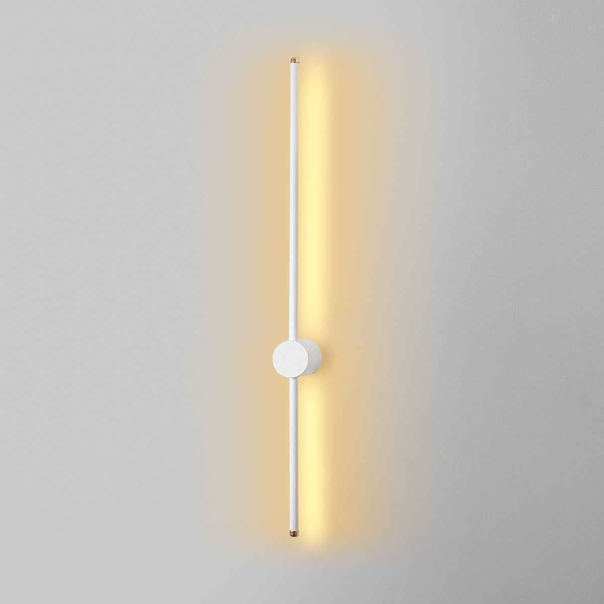 Sword Wandleuchte - Weiss in Weiss präsentiert im Onlineshop von KAQTU Design AG. Wandleuchte ist von Opviq