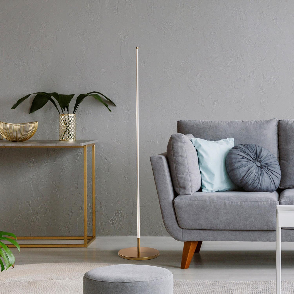 Only Stehleuchte - Gold in Gold präsentiert im Onlineshop von KAQTU Design AG. Stehleuchte ist von Opviq
