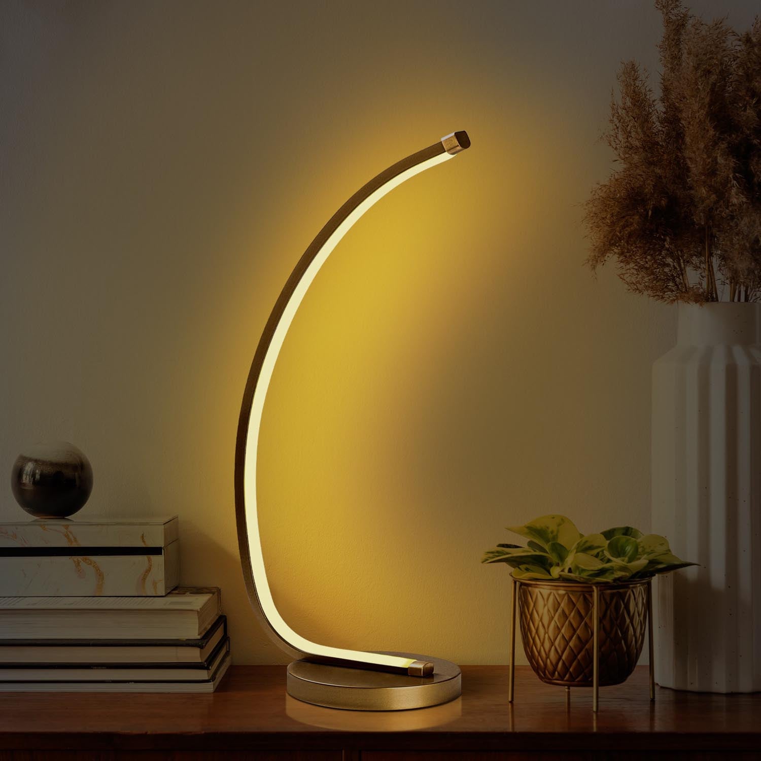 Bevel - 13322 in Gold präsentiert im Onlineshop von KAQTU Design AG. Tischleuchte ist von Opviq