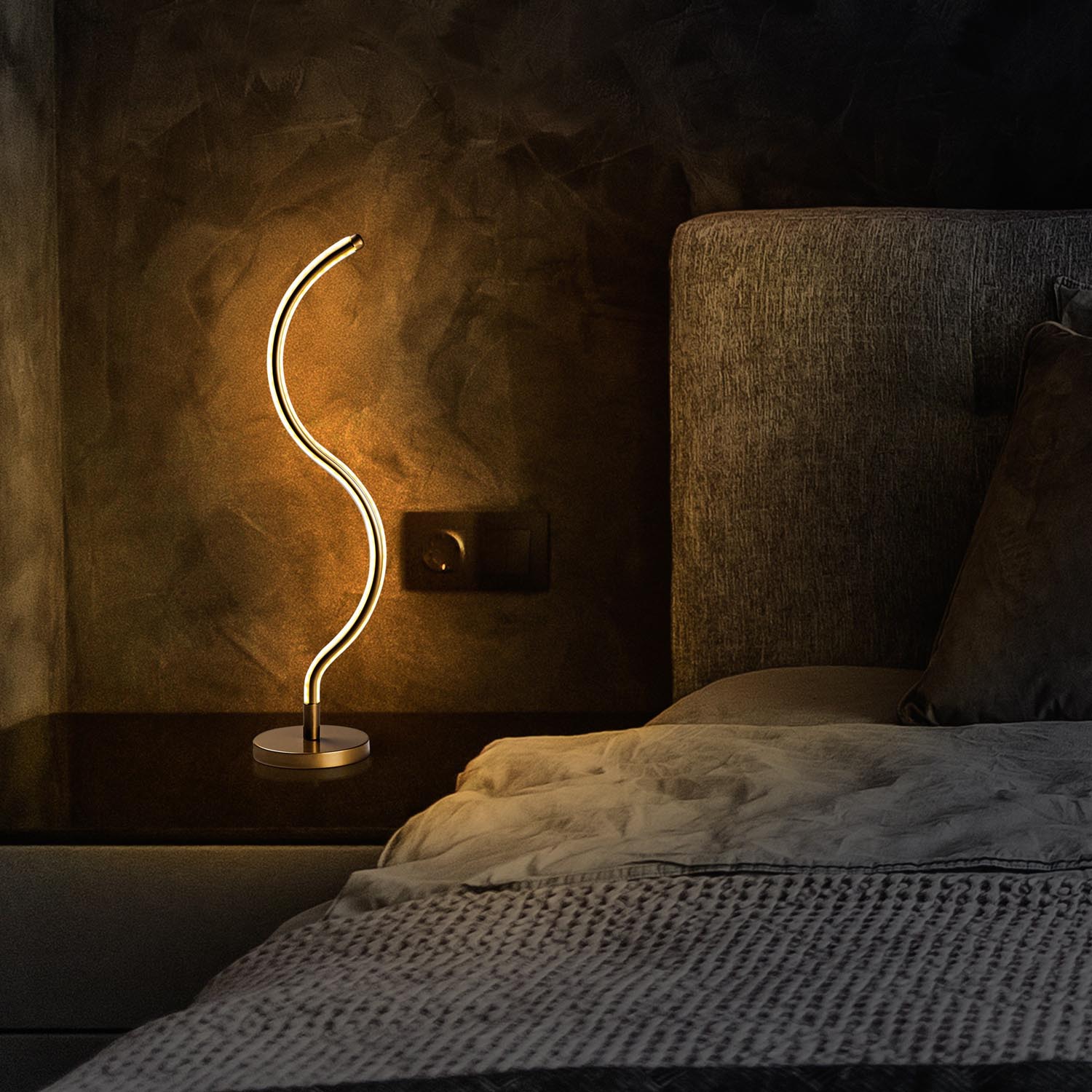 Yay - 13287 in Gold präsentiert im Onlineshop von KAQTU Design AG. Tischleuchte ist von Opviq