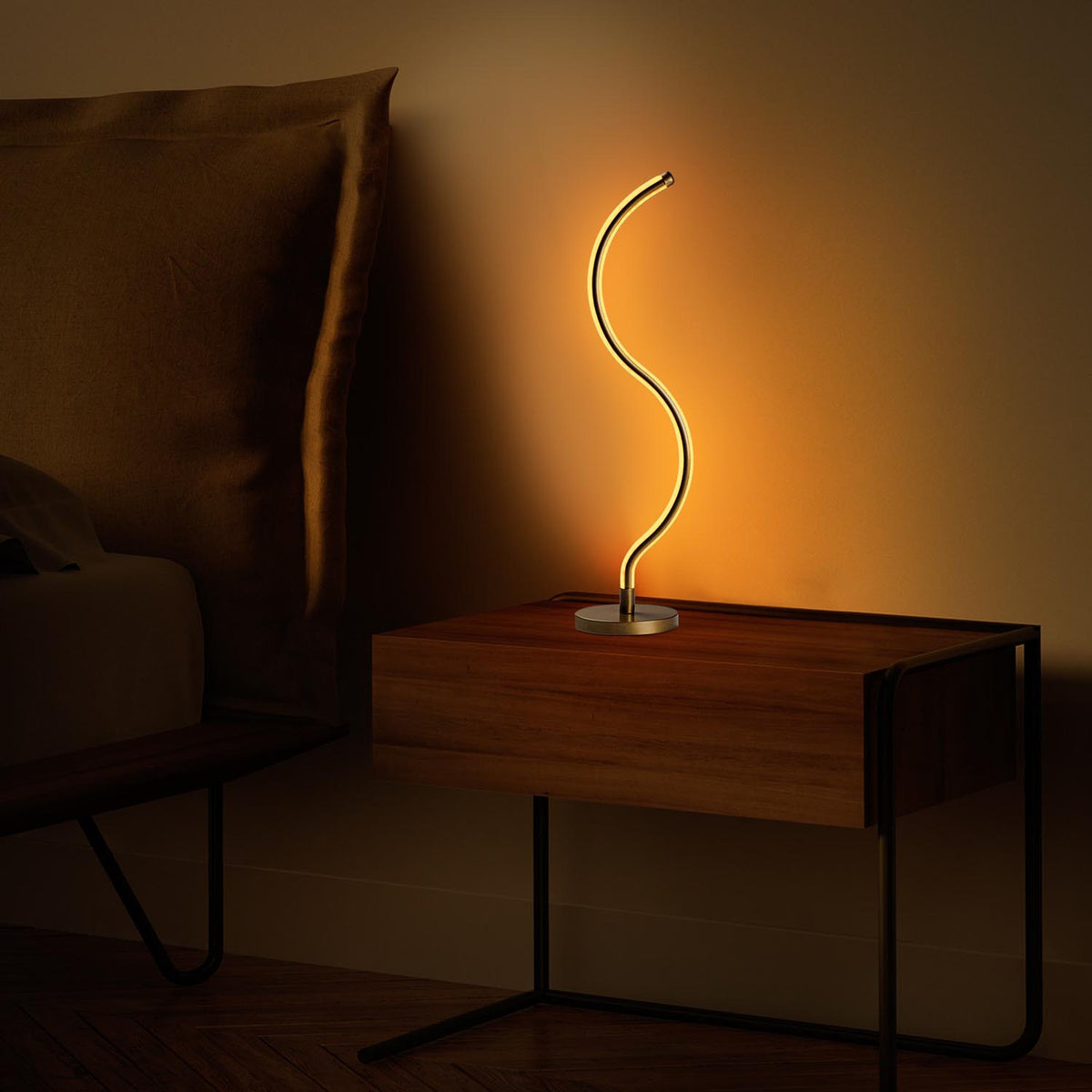 Yay Tischleuchte - Gold in Gold präsentiert im Onlineshop von KAQTU Design AG. Tischleuchte ist von Opviq