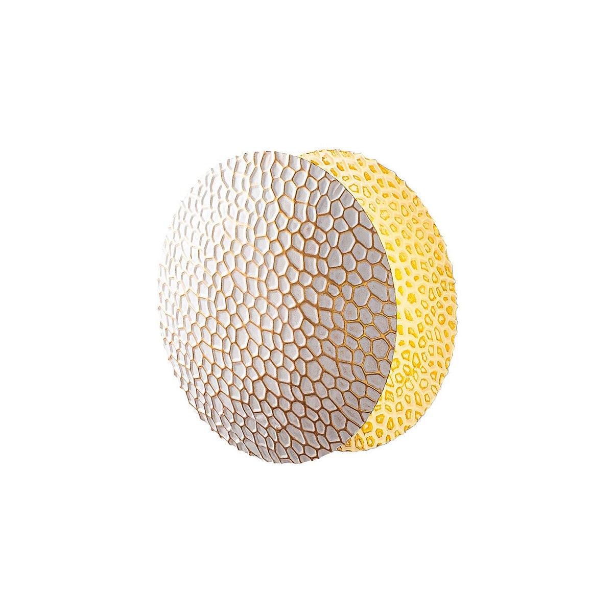 Yosma Wandleuchte - Weisses Gold in Weisses Gold präsentiert im Onlineshop von KAQTU Design AG. Wandleuchte ist von Opviq