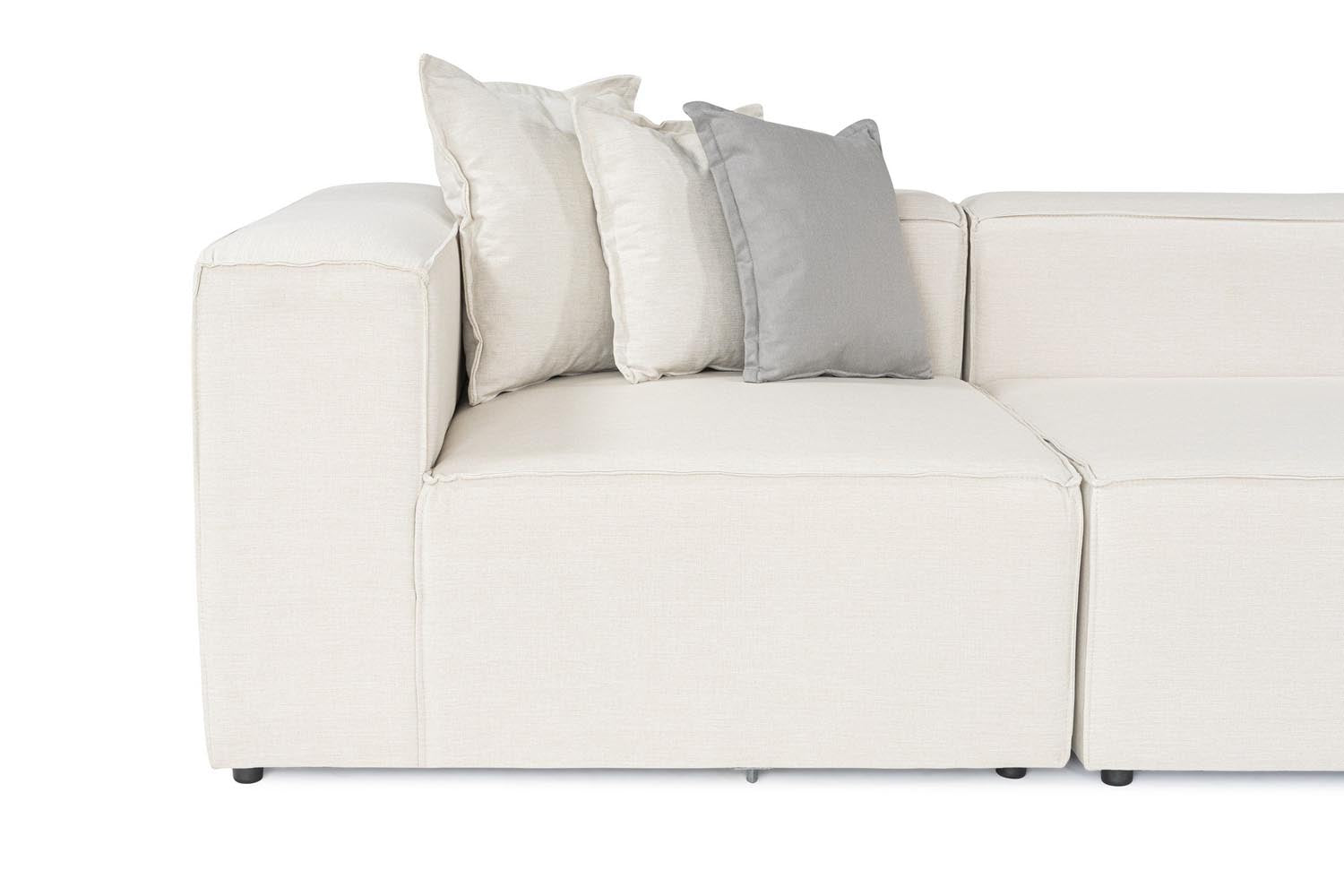 Frida 4 - Ecru in Ecru präsentiert im Onlineshop von KAQTU Design AG. Ecksofa ist von Atelier Del Sofa