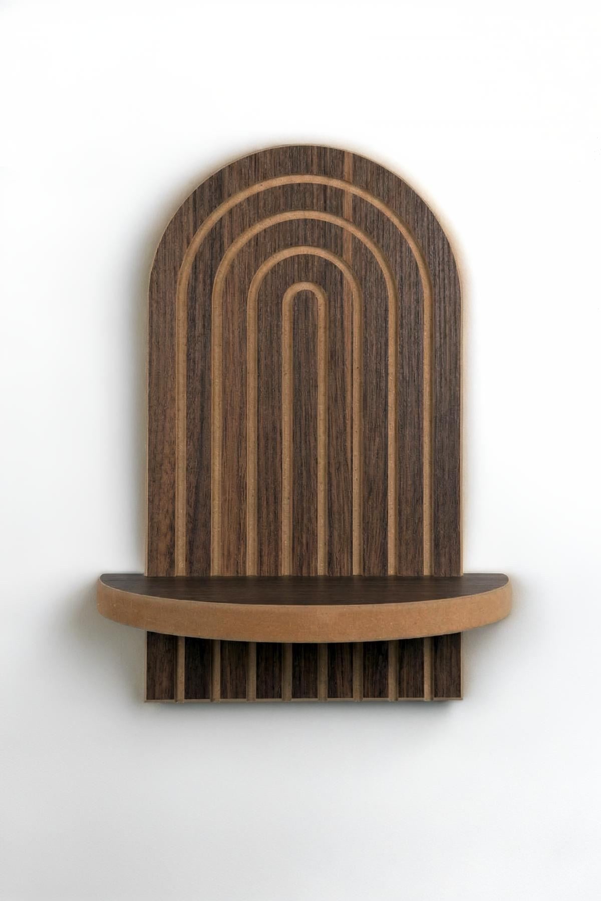 Wandregal aus MDF in Wenge-Braun mit geometrischer Form, montiert an einer Wand, Grösse 26x35x13 cm, moderne Optik.