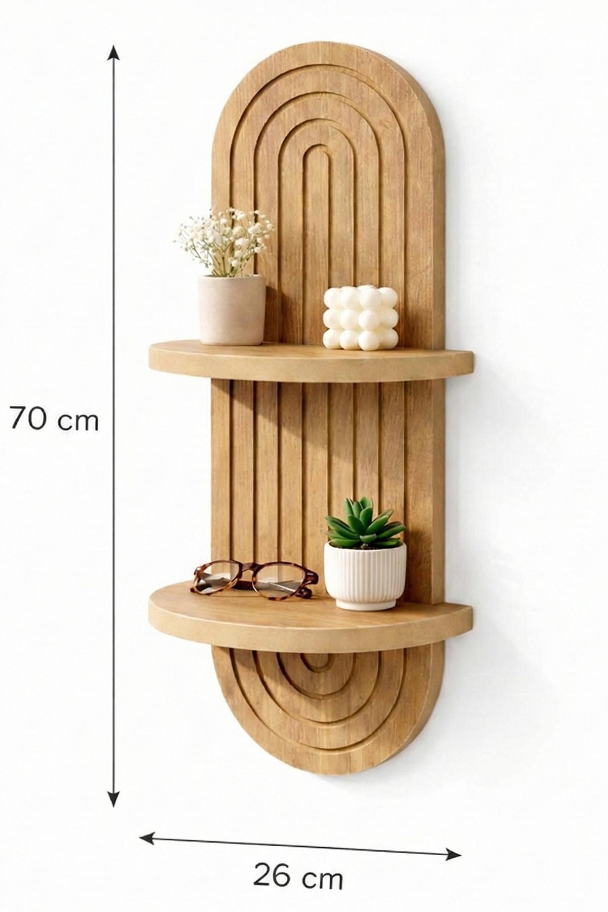 Wandregal in Eichenfarbe aus 100% MDF mit geometrischer Form, Masse 26x13x70 cm, Hersteller Hanah Home, an weisser Wand montiert.