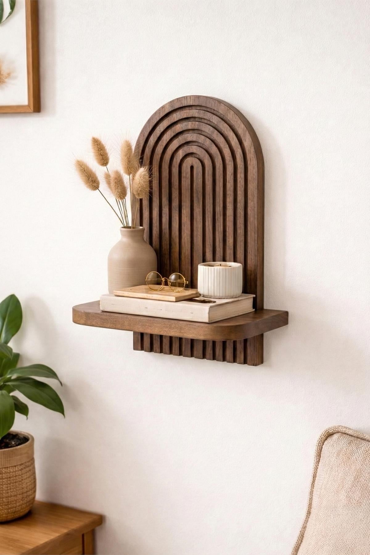 Wandregal aus MDF in Wenge-Farbe, geometrische Form, Masse 26 x 13 x 35 cm, montiert an einer weissen Wand.