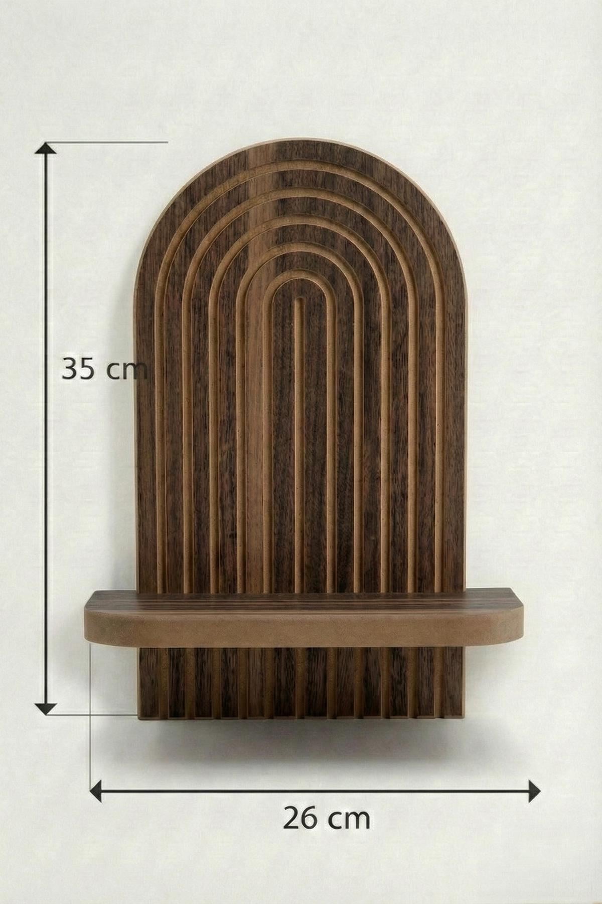 Wandregal aus MDF in Wenge-Farbe, geometrische Form, Masse 26 x 13 x 35 cm, montiert an einer weissen Wand.