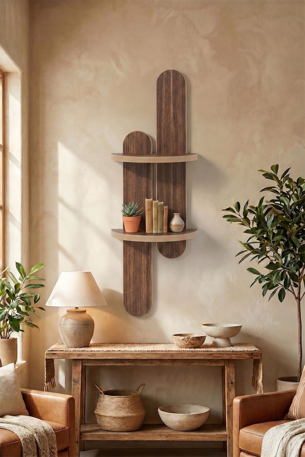 Wandregal aus MDF in Wenge-Farbe, schlanke Form, Masse 26x13x80 cm, an einer Wand montiert mit Büchern und Dekoobjekten.