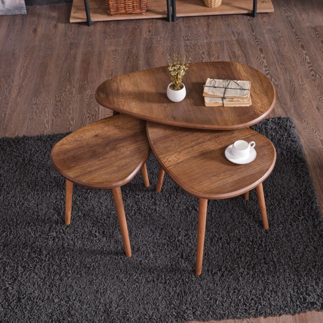 Couchtisch-Set Alvin in Nussbaumfarbe aus MDF mit drei unterschiedlich grossen Tischen und Holzbeinen in Pinotex-Beschichtung.