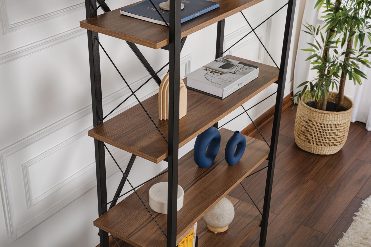 Elysian - Walnut, Black in Walnuss Schwarz präsentiert im Onlineshop von KAQTU Design AG. Bücherregal ist von Nordure