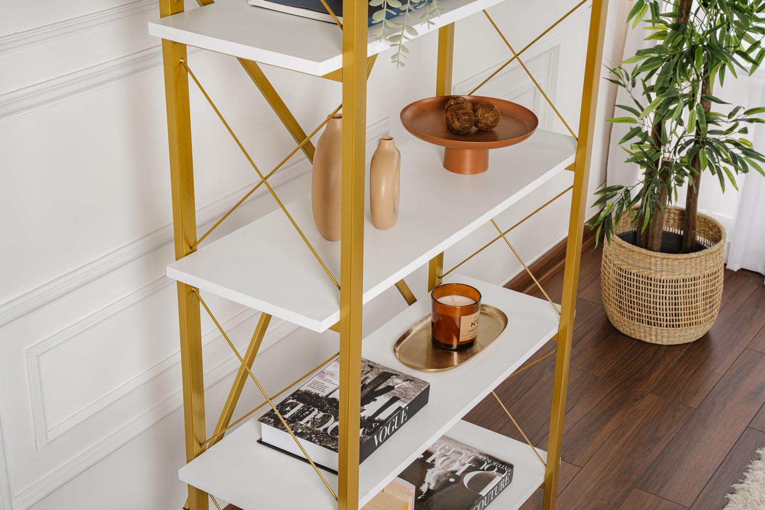 Elysian - White, Gold in Weisses Gold präsentiert im Onlineshop von KAQTU Design AG. Bücherregal ist von Nordure