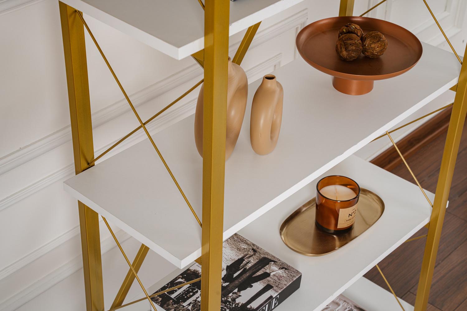 Elysian - White, Gold in Weisses Gold präsentiert im Onlineshop von KAQTU Design AG. Bücherregal ist von Nordure