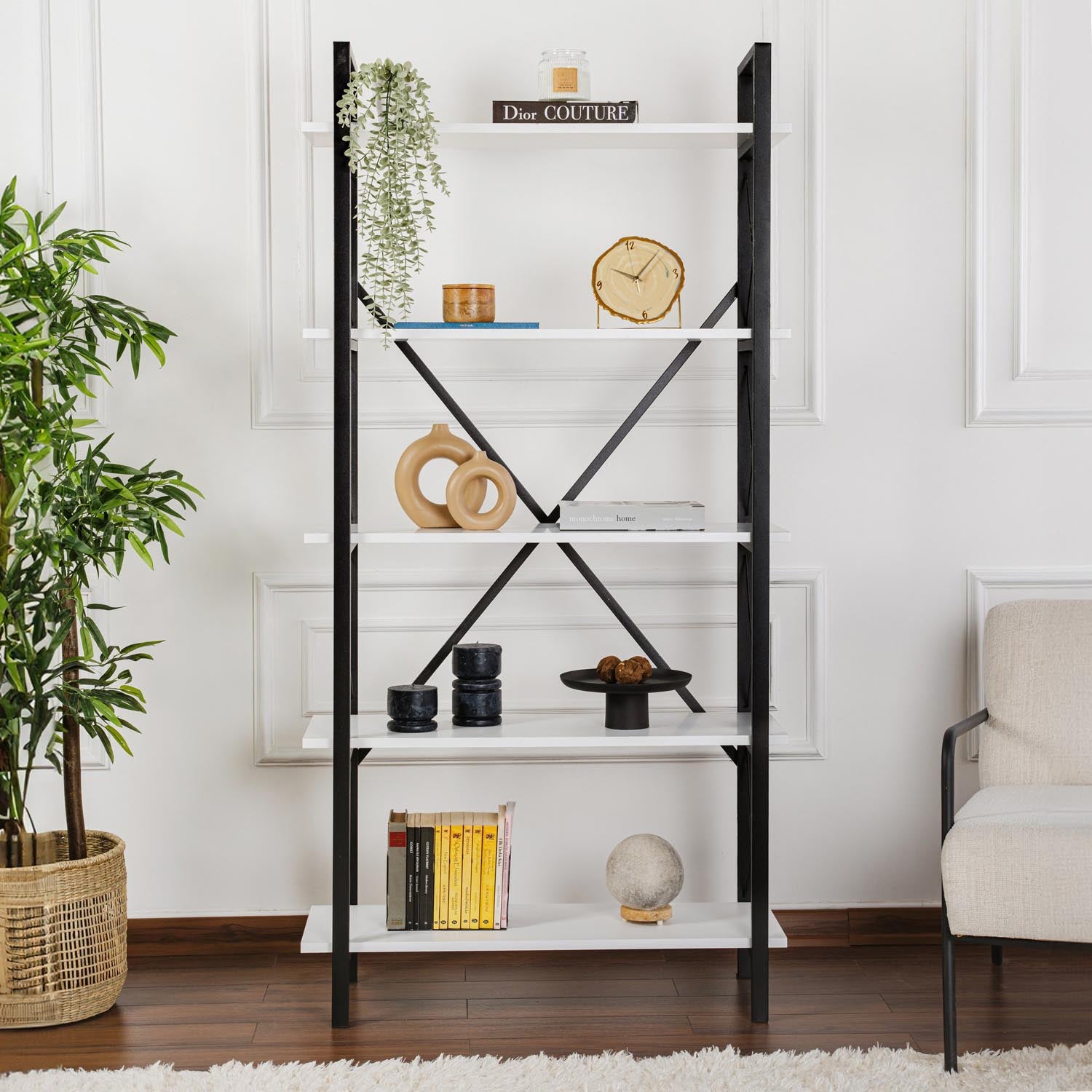 Verleihen Sie Ihrem Raum mit dem Elysian Bücherregal von Nordure in elegantem Weiß und Schwarz einen modernen Akzent. Robust und funktional!