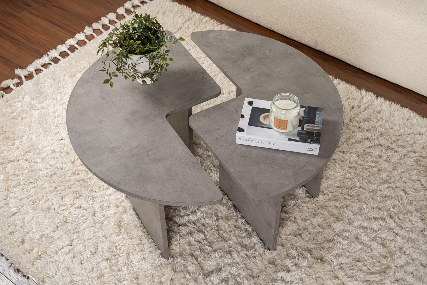 Moira - Concrete Grey in Beton Grau präsentiert im Onlineshop von KAQTU Design AG. Beistelltisch ist von Nordure