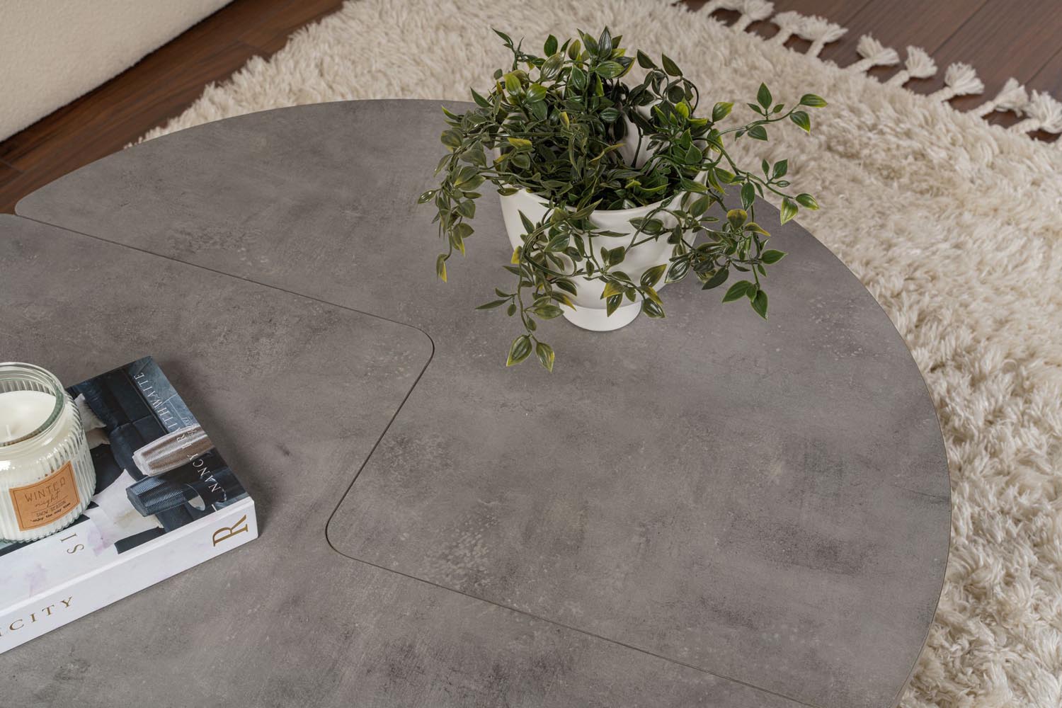 Moira - Concrete Grey in Beton Grau präsentiert im Onlineshop von KAQTU Design AG. Beistelltisch ist von Nordure