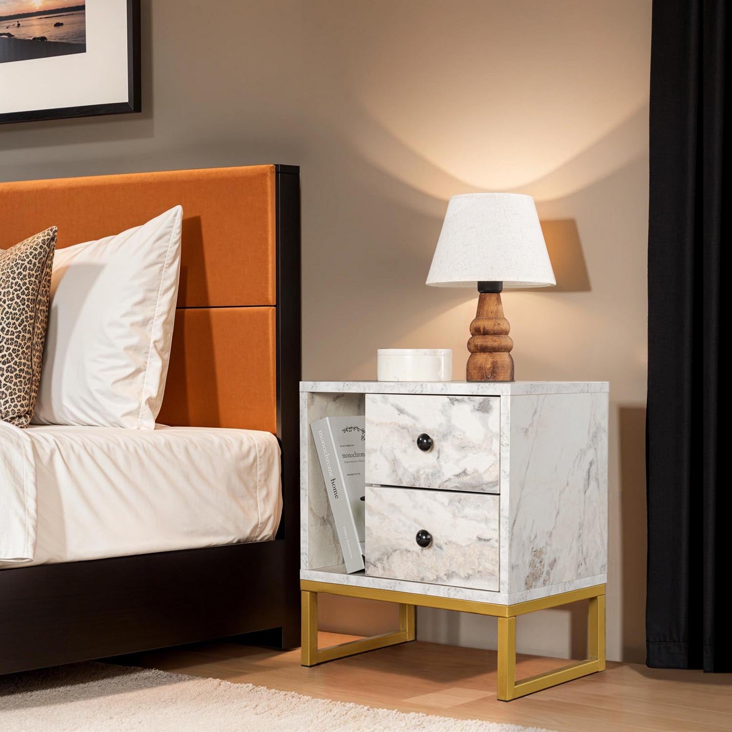 Glimmer - Fressia Marble, Gold in Freesia- Marmor Gold präsentiert im Onlineshop von KAQTU Design AG. Nachttisch ist von Nordure