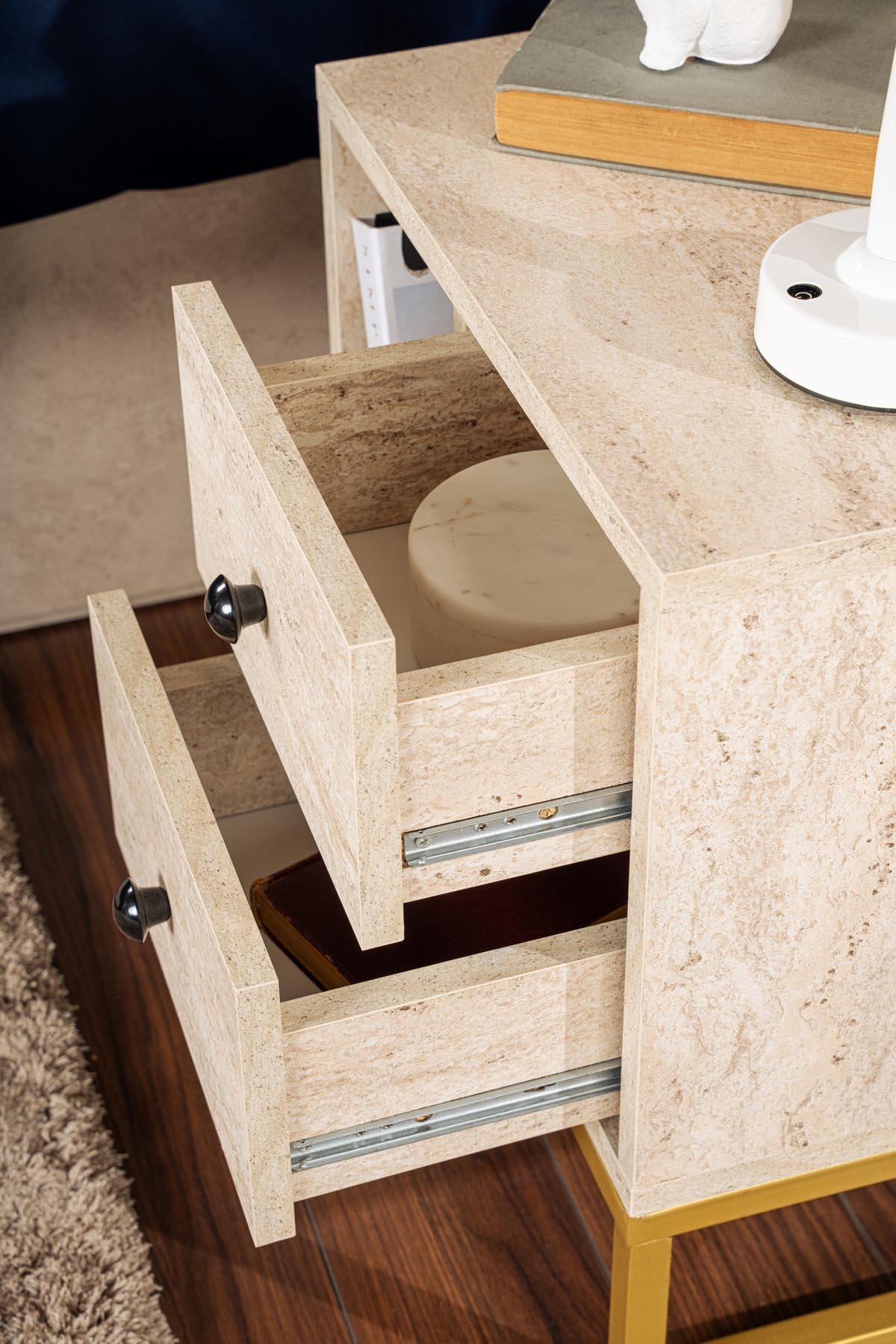 Glimmer - Travertine, Gold in Travertin Gold präsentiert im Onlineshop von KAQTU Design AG. Nachttisch ist von Nordure