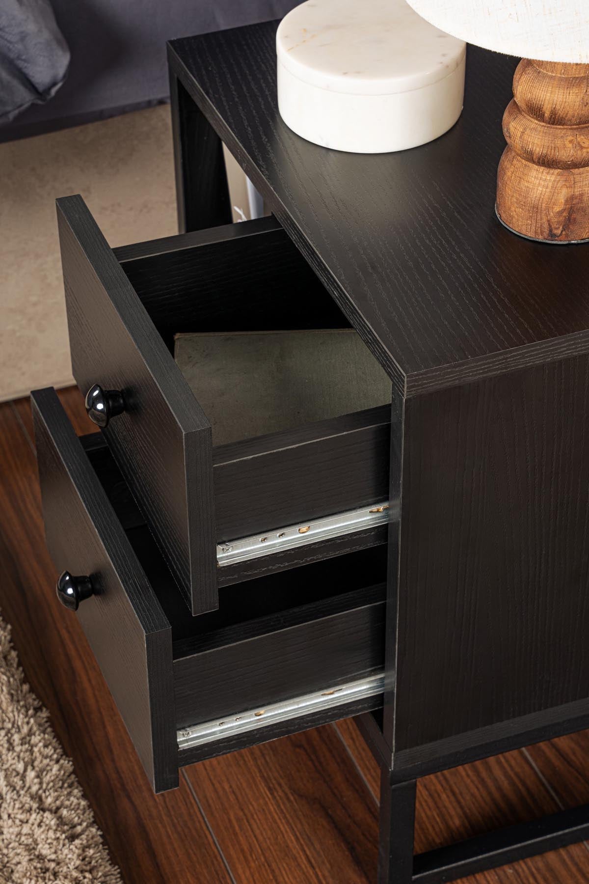Glimmer - Wood Black, Black in Holz Schwarz
 Schwarz präsentiert im Onlineshop von KAQTU Design AG. Nachttisch ist von Nordure