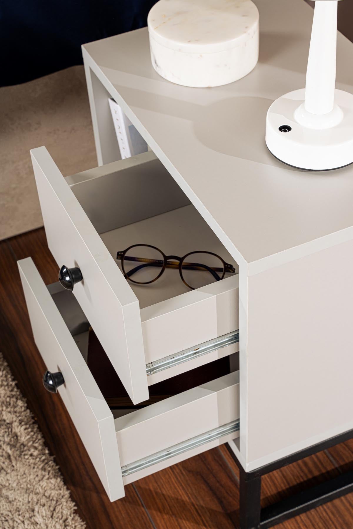Glimmer - Grey, Black in Grau Schwarz präsentiert im Onlineshop von KAQTU Design AG. Nachttisch ist von Nordure