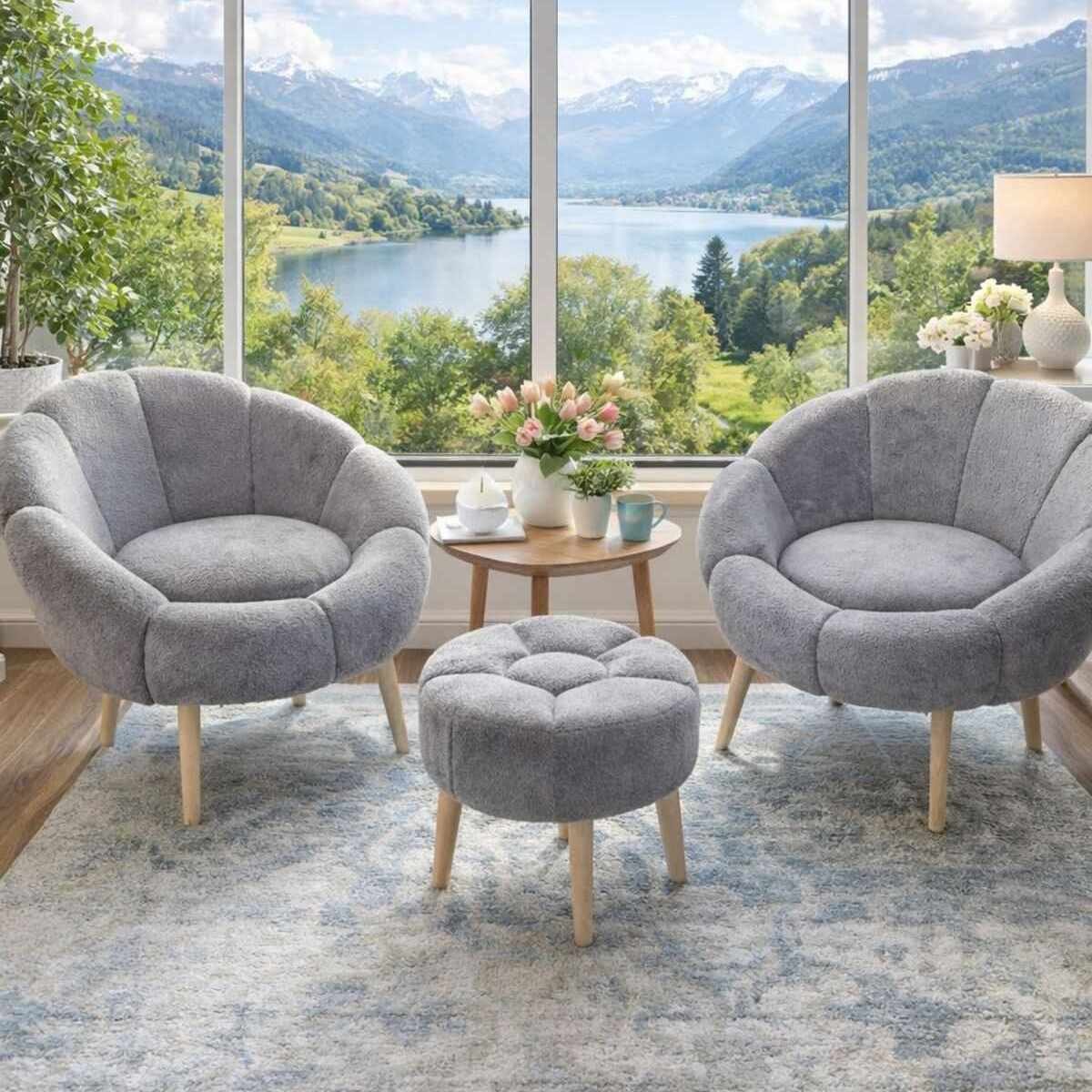 Zwei graue Ohrensessel mit Wellsoft-Stoffbezug und Eschenholzbeinen sowie ein passender runder Pouf, dreiteiliges Sitzmöbel-Set von Hanah Home.