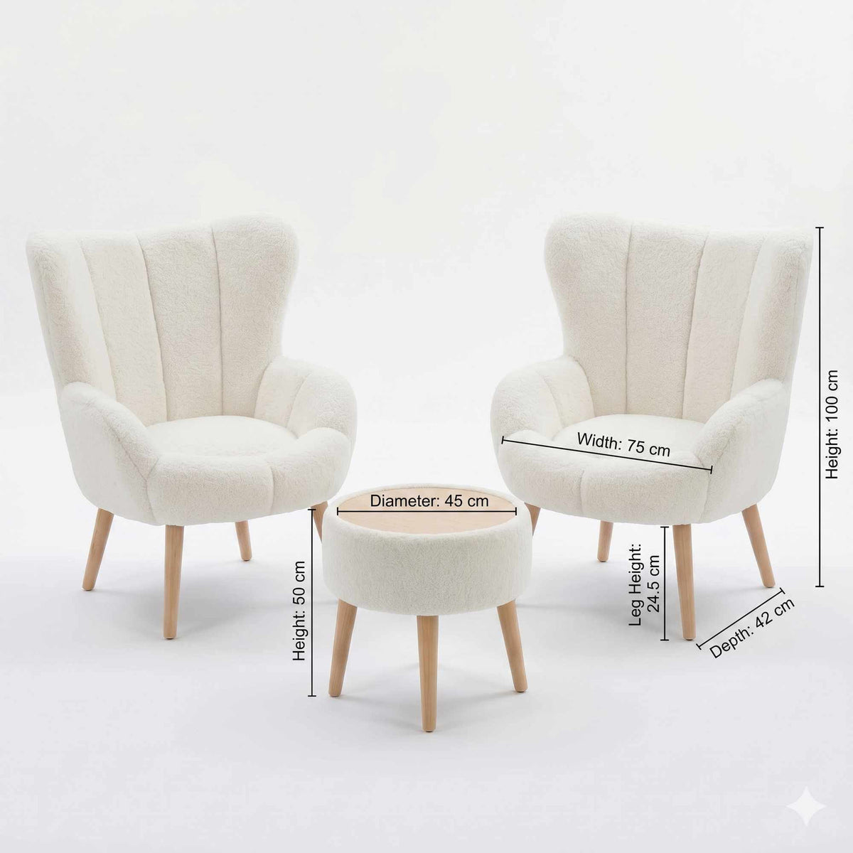 Weisser Ohrensessel mit Wellsoft-Stoffbezug und Eschenholzbeinen neben passendem rundem Pouf, dreiteiliges Set von Hanah Home.